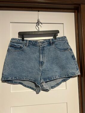 Abercrombie & Fitch The Mom Short High Rise (Curve Love)  Size 34 / 18